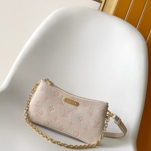 p600M83301 Black M11916 Sand M25816 Grey-Green Top-grade Authentic Dynamic Variable Code The Monogram Empreinte leather Liv pochette hugs the arm. It features a detachable gold chain and a detachable, adjustable double strap crafted from Louis Vuitton's signature natural cowhide leather.A secure double zipper closure and engraved gold-tone hardware add finishing touches to this stylish accessory. Size: 24x13x6.5cm